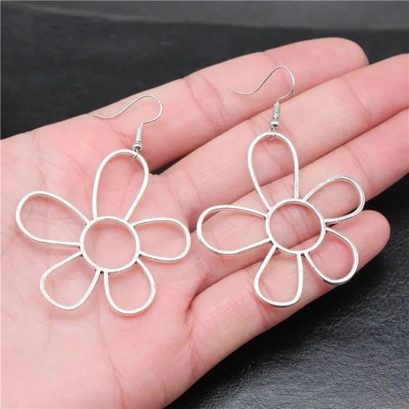 Silvery Hollow Flower Design Hook Dangle Earrings Retro Simple Style Zinc Alloy - Picture 2 of 6